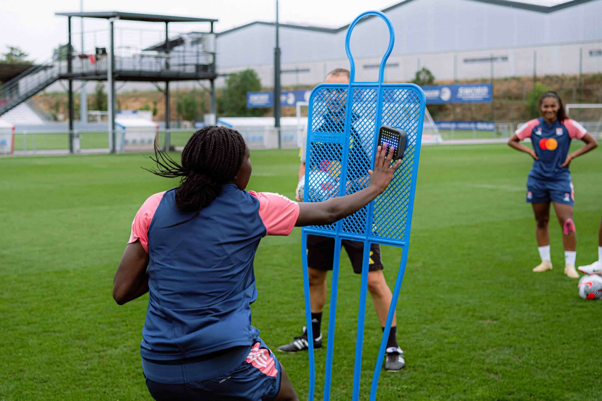 entrainement-de-lolympique-lyonnais-femeinine-avec-Neural-TRainer-scaled.jpeg