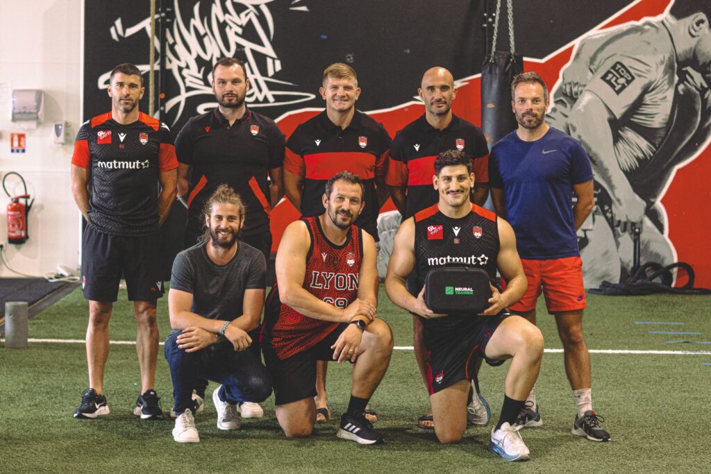 L'équipe de rugby du Lou montrant l'équipement Neural Trainer par NORON